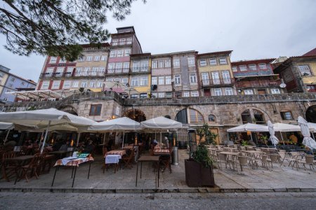 Téléchargez les photos : Vue de la Riviera de Porto, s'étendant le long de la rivière Douro entre les villes de Porto et Vila Nova de Gaia, 15 avril 2024 au Portugal. - en image libre de droit