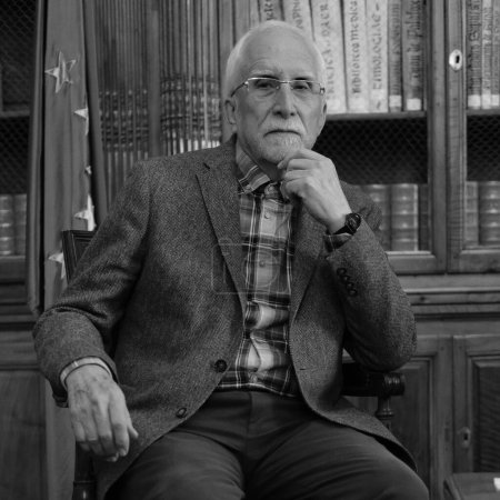Téléchargez les photos : L'écrivain et lauréat du Prix Cervantes 2023, Luis Mateo Diez, lors d'une rencontre avec les médias à la Bibliothèque nationale d'Espagne, le 22 avril 2024 à Madrid, Espagne - en image libre de droit