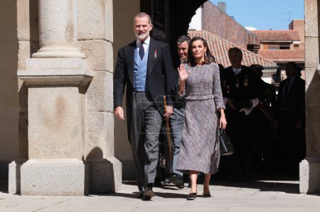 Téléchargez les photos : Le Roi Felipe VI d'Espagne et la Reine Letizia d'Espagne assistent au Prix de Littérature "Miguel De Cervantes" 2023 à Luis Mateo Dez à l'Université Alcal de Henares le 23 avril 2024 à Madrid, Espagne - en image libre de droit