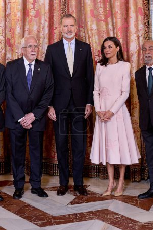 Téléchargez les photos : Le roi Felipe VI d'Espagne, la reine Letizia d'Espagne, assiste à un déjeuner pour les membres du monde de la littérature au palais royal le 24 avril 2024 à Madrid, Espagne - en image libre de droit