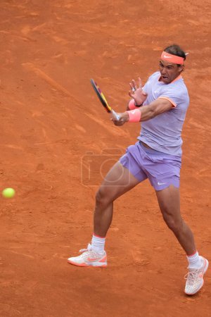 Téléchargez les photos : Rafael Nadal de l'Espagne en action contre Darwin Blanch le troisième jour lors de leur deuxième match du Mutua Madrid Open à La Caja Magica le 25 avril 2024 à Madrid, Espagne - en image libre de droit