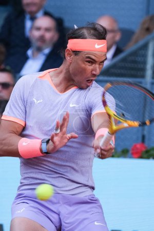 Téléchargez les photos : Rafael Nadal de l'Espagne en action contre Darwin Blanch le troisième jour lors de leur deuxième match du Mutua Madrid Open à La Caja Magica le 25 avril 2024 à Madrid, Espagne - en image libre de droit