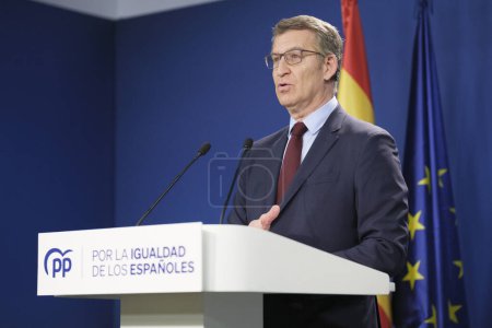 Téléchargez les photos : Leader Partido Popular (Parti populaire) Alberto Nunez Feijoo s'adresse à une conférence de presse au siège du parti à Madrid, le 25 avril 2024 espagne - en image libre de droit