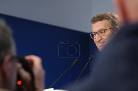 Téléchargez les photos : Leader Partido Popular (Parti populaire) Alberto Nunez Feijoo s'adresse à une conférence de presse au siège du parti à Madrid, le 25 avril 2024 espagne - en image libre de droit
