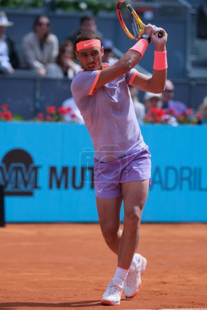 Téléchargez les photos : Rafael Nadal d'Espagne contre Cachin a dans leur ronde de 32 matchs lors du septième jour du Mutua Madrid Open à La Caja Magica le 29 avril 2024 à Madrid, Espagne - en image libre de droit