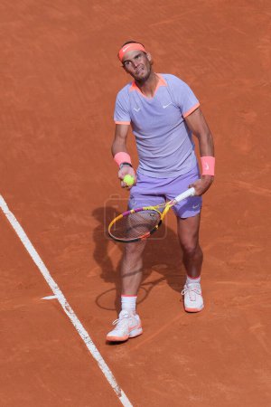 Foto de Rafael Nadal de España contra Cachin a en su ronda de 32 partidos durante el séptimo día del Mutua Madrid Open en La Caja Magica el 29 de abril de 2024 en Madrid, España - Imagen libre de derechos