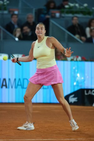 Foto de Aryna Sabalenka contra Mirra Andreeva durante su partido de cuartos de final en el Día Nueve del Mutua Madrid Open en La Caja Magica el 01 de mayo de 2024 en Madrid, España. - Imagen libre de derechos