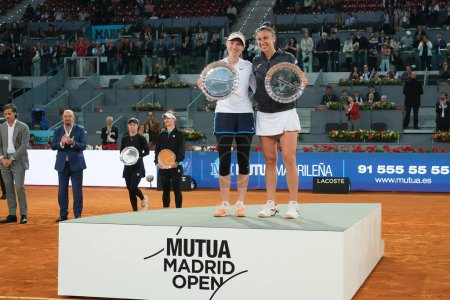 Foto de Sara Sorribes y Cristina Bucsa durante su partido en la final de dobles femeninos en el Mutua Madrid Open contra Barbora Krejcikova y Laura Siegemund el 5 de mayo de 2024, en Madrid, España. - Imagen libre de derechos