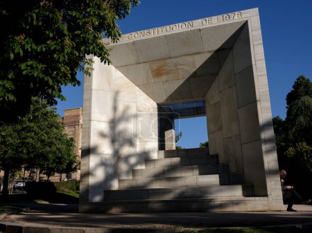 Foto de Monumento a la Constitución de 1978. Entendido como teseracto, su autor es el arquitecto Miguel ngel Ruiz Larrea. Madrid mayo 6, 2024 España - Imagen libre de derechos
