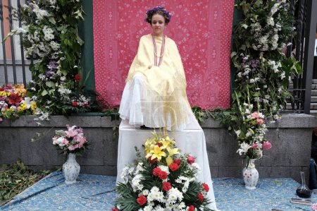Téléchargez les photos : Célébration de "La Maya" se réfère aux filles assises sur un autel orné de fleurs pour marquer l'arrivée du printemps, cette tradition remonte à l'époque médiévale à Madrid, Avril 6, 2024 Espagne - en image libre de droit