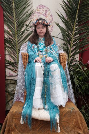 Téléchargez les photos : Célébration de "La Maya" se réfère aux filles assises sur un autel orné de fleurs pour marquer l'arrivée du printemps, cette tradition remonte à l'époque médiévale à Madrid, Avril 6, 2024 Espagne - en image libre de droit