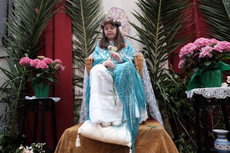 Foto de Celebración de "La Maya" se refiere a las niñas sentadas en un altar adornado con flores para marcar la llegada de la primavera, esta tradición se remonta a la época medieval en Madrid, Abril 6, 2024 España - Imagen libre de derechos