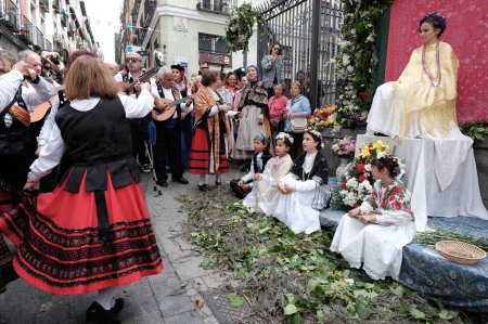 Foto de Celebración de "La Maya" se refiere a las niñas sentadas en un altar adornado con flores para marcar la llegada de la primavera, esta tradición se remonta a la época medieval en Madrid, Abril 6, 2024 España - Imagen libre de derechos