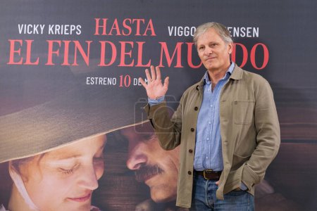 Foto de Viggo Mortensen durante una fotoconvocatoria para la nueva película 'Hasta el fin del mundo' en el Hotel Urso el 8 de mayo de 2024 en Madrid, España. - Imagen libre de derechos