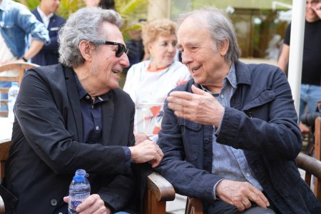 Téléchargez les photos : Miguel Rios et Joan Manuel Serrat lors de l'attribution de la médaille d'honneur de la SGAE à Duo Dinamico, au siège de la SGAE à Madrid, le 9 mai 2024, à Madrid, Espagne. - en image libre de droit