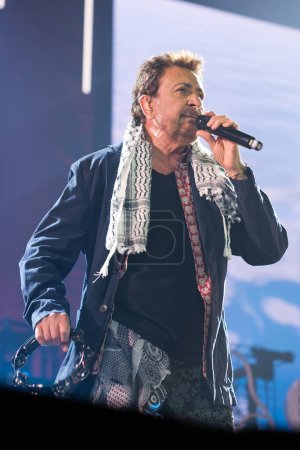 Foto de El cantante español Manolo Garca actúa en el escenario del WiZink Center el 09 de mayo de 2024 en Madrid, España - Imagen libre de derechos