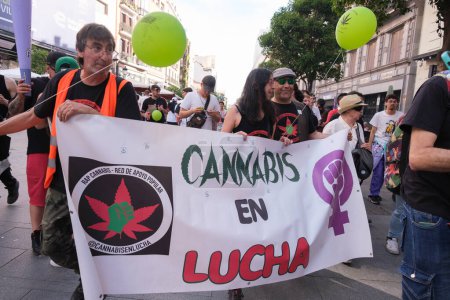 Foto de Manifestantes participan en una marcha mundial por la marihuana exigiendo la despenalización de la marihuana en Madrid el 11 de mayo de 2024 España - Imagen libre de derechos