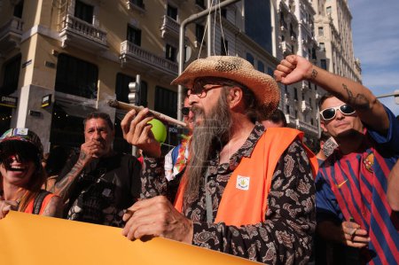 Téléchargez les photos : Des manifestants prennent part à une marche mondiale contre la marijuana exigeant la dépénalisation de la marijuana à Madrid le 11 mai 2024 Espagne - en image libre de droit