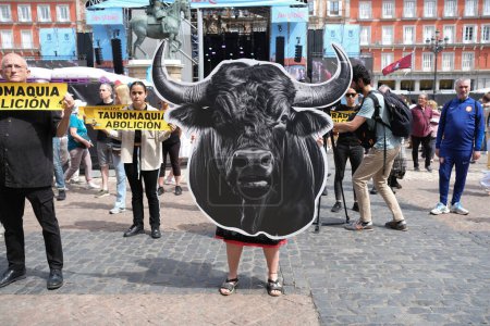 Foto de Demonstration against bullfighting and animal abuse demanding the abolition of bullfighting in the main square of Madrid on May 12, 2024, Spain - Imagen libre de derechos