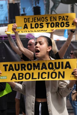 Téléchargez les photos : Manifestation contre la corrida et les abus des animaux exigeant l'abolition de la corrida sur la place principale de Madrid le 12 mai 2024, Espagne - en image libre de droit