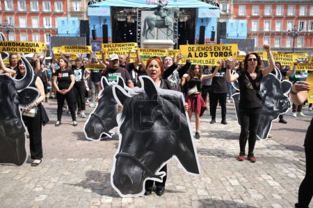 Téléchargez les photos : Manifestation contre la corrida et les abus des animaux exigeant l'abolition de la corrida sur la place principale de Madrid le 12 mai 2024, Espagne - en image libre de droit