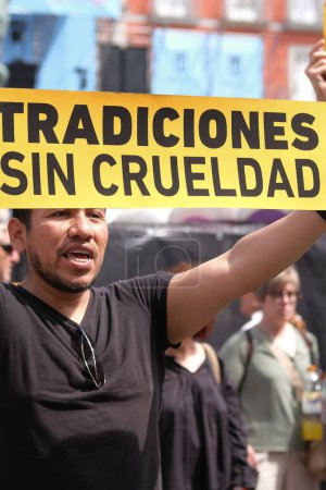 Foto de Manifestación contra las corridas de toros y el abuso de animales exigiendo la abolición de las corridas de toros en la plaza principal de Madrid el 12 de mayo de 2024, España - Imagen libre de derechos