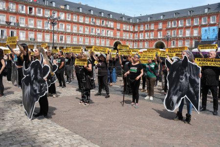Foto de Manifestación contra las corridas de toros y el abuso de animales exigiendo la abolición de las corridas de toros en la plaza principal de Madrid el 12 de mayo de 2024, España - Imagen libre de derechos