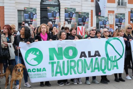 Foto de Manifestación contra las corridas de toros y el abuso de animales exigiendo la abolición de las corridas de toros en la Puerta del Sol de Madrid el 16 de mayo de 2024, España - Imagen libre de derechos