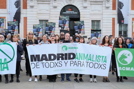 Foto de Demonstration against bullfighting and animal abuse demanding the abolition of bullfighting in the Puerta del Sol of Madrid on May 16, 2024, Spain - Imagen libre de derechos