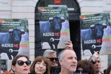 Téléchargez les photos : Manifestation contre la corrida et les abus des animaux exigeant l'abolition de la corrida dans la Puerta del Sol de Madrid le 16 mai 2024, Espagne - en image libre de droit