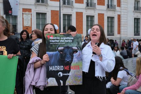 Téléchargez les photos : Manifestation contre la corrida et les abus des animaux exigeant l'abolition de la corrida dans la Puerta del Sol de Madrid le 16 mai 2024, Espagne - en image libre de droit