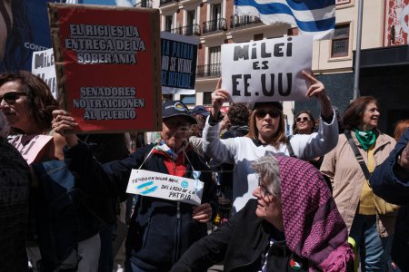 Foto de Varias personas protestan durante una manifestación contra la visita de Milei a España en la Plaza del Callao, el 17 de mayo de 2024, en Madrid, España. - Imagen libre de derechos
