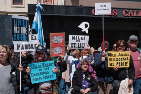 Téléchargez les photos : Plusieurs personnes manifestent lors d'une manifestation contre la visite de Milei en Espagne sur la Plaza de Callao, le 17 mai 2024, à Madrid, en Espagne. - en image libre de droit