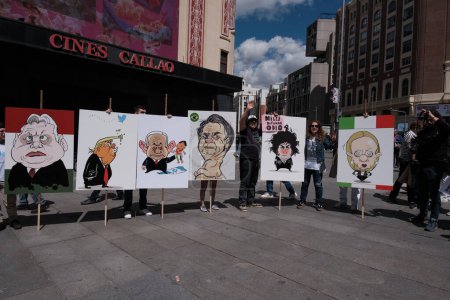 Foto de Varias personas protestan durante una manifestación contra la visita de Milei a España en la Plaza del Callao, el 17 de mayo de 2024, en Madrid, España. - Imagen libre de derechos