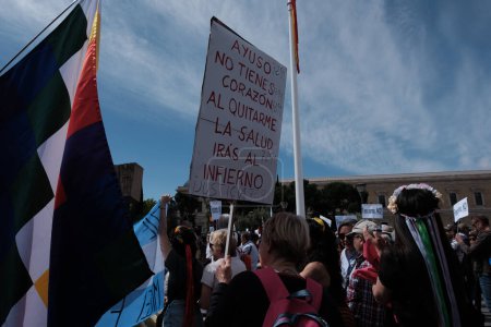 Téléchargez les photos : Plusieurs personnes manifestent lors d'une manifestation contre la visite de Milei en Espagne sur la Plaza de Colon, le 19 mai 2024, à Madrid, en Espagne. - en image libre de droit