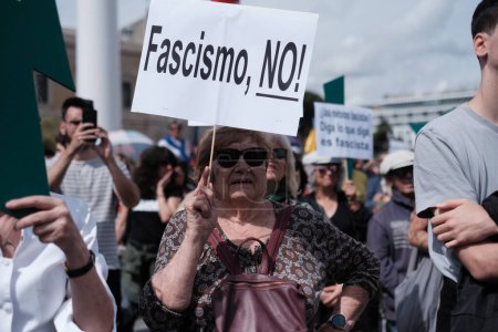 Foto de Varias personas protestan durante una manifestación contra la visita de Milei a España en la Plaza de Colón, el 19 de mayo de 2024, en Madrid, España. - Imagen libre de derechos