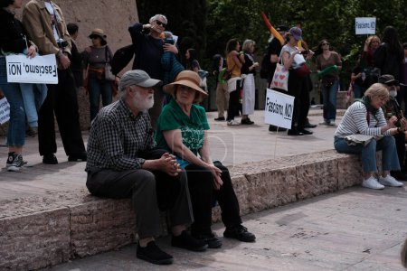 Foto de Varias personas protestan durante una manifestación contra la visita de Milei a España en la Plaza de Colón, el 19 de mayo de 2024, en Madrid, España. - Imagen libre de derechos