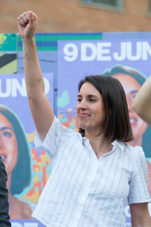 Foto de La candidata de Podemos para las elecciones europeas, Irene Montero, durante el inicio de la campaña electoral de Podemos, en la plaza Arturo Barea, el 23 de mayo de 2024 en Madrid, España. - Imagen libre de derechos