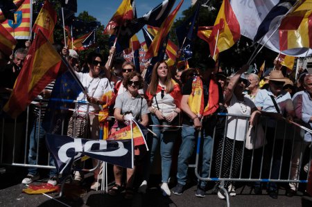 Téléchargez les photos : Manifestants avec des drapeaux espagnols lors d'une manifestation contre la loi d'amnistie à la Puerta de Alcala, le 26 mai 2024 à Madrid, Espagne. - en image libre de droit
