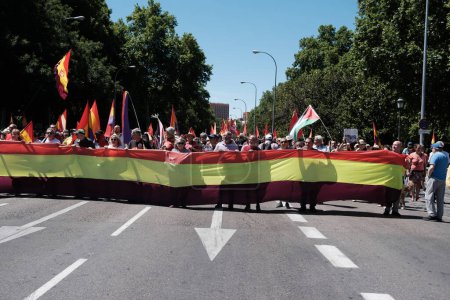 Foto de Protesta popular durante una marcha contra la monarquía, el fin del rey Felipe VI y el establecimiento de la República en Puerta de Sol el 16 de junio de 2024 en Madrid, España - Imagen libre de derechos