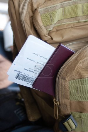 Foto de Mochila y documentos de viaje de un pasajero en un vuelo internacional. - Imagen libre de derechos