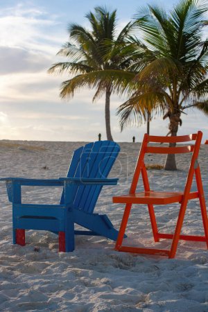 Téléchargez les photos : Ensoleillé midi d'été sur une plage tropicale. Contexte de la brochure touristique. - en image libre de droit