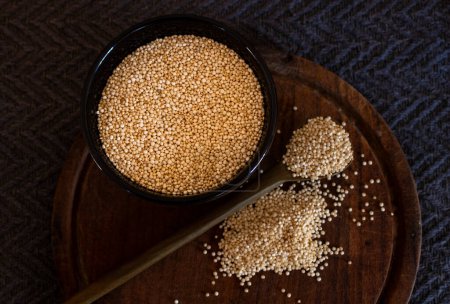 Foto von oben, von Quinoa-Samen, Quelle von Magnesium und Vitaminen Isoliert Gesunde Ernährung. Großaufnahme. Dunkler Hintergrund