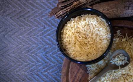  Gesundes Essen. Parboiled Reis .Rustikaler Hintergrund.