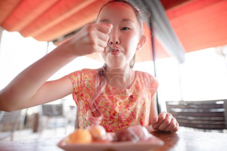 Foto de Un niño comiendo jalea azul - Imagen libre de derechos