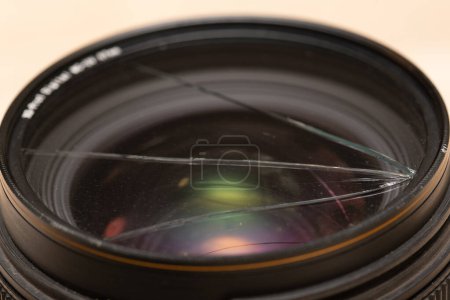 Téléchargez les photos : Objectif de caméra reflex mono-objectif cassé - en image libre de droit