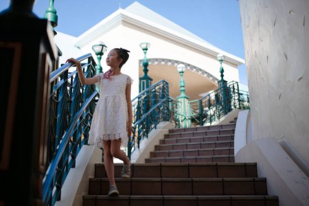 Téléchargez les photos : Fille en robe marchant dans les escaliers - en image libre de droit