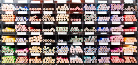 Téléchargez les photos : De nombreux crayons colorés dans une rangée en magasin - en image libre de droit