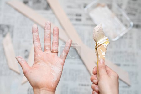 Téléchargez les photos : Mains de femme avec pinceau avec peinture - en image libre de droit