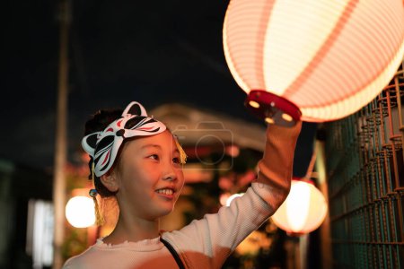 Téléchargez les photos : Une fille qui profite d'un festival japonais - en image libre de droit